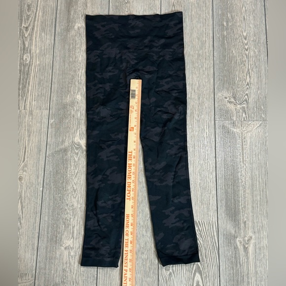 SPANX Seemless Leggings for Tummy Control Black Camo Size Medium New-No Tags - Picture 6 of 8